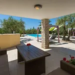Idyllisches Nur 250 Meter Zum Mit Pool, Meerblick, Grillbereich, Liegen Poreč