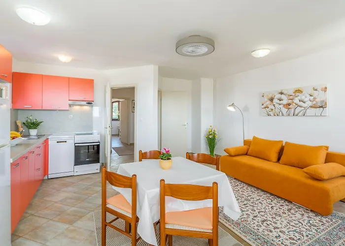 Idyllisches Nur 250 Meter Zum Mit Pool, Meerblick, Grillbereich, Liegen Апартаменти Пореч