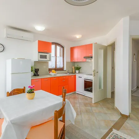 Apartment Idyllisches Nur 250 Meter Zum Mit Pool, Meerblick, Grillbereich, Liegen Porec