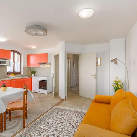 Idyllisches Nur 250 Meter Zum Mit Pool, Meerblick, Grillbereich, Liegen Apartment Porec
