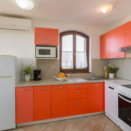 Apartment Idyllisches Nur 250 Meter Zum Mit Pool, Meerblick, Grillbereich, Liegen Porec