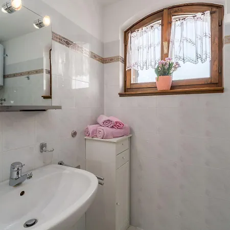 Idyllisches Nur 250 Meter Zum Mit Pool, Meerblick, Grillbereich, Liegen Apartment Porec