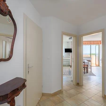 Apartment Idyllisches Nur 250 Meter Zum Mit Pool, Meerblick, Grillbereich, Liegen Porec