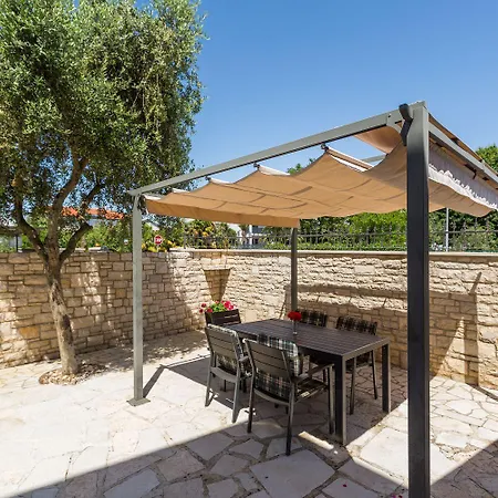 Idyllisches Nur 250 Meter Zum Mit Pool, Meerblick, Grillbereich, Liegen Porec