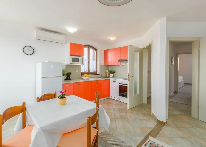 Apartment Idyllisches Nur 250 Meter Zum Mit Pool, Meerblick, Grillbereich, Liegen Poreč