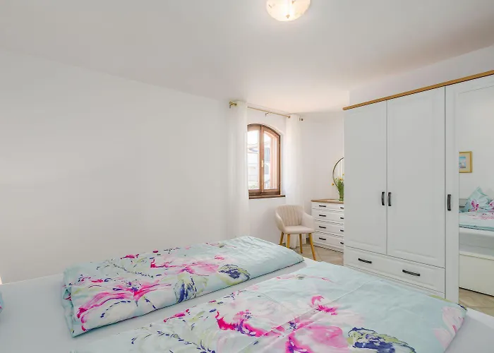 Idyllisches Nur 250 Meter Zum Mit Pool, Meerblick, Grillbereich, Liegen Lejlighed Poreč