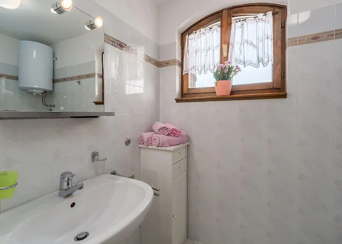 Idyllisches Nur 250 Meter Zum Mit Pool, Meerblick, Grillbereich, Liegen Apartment Poreč