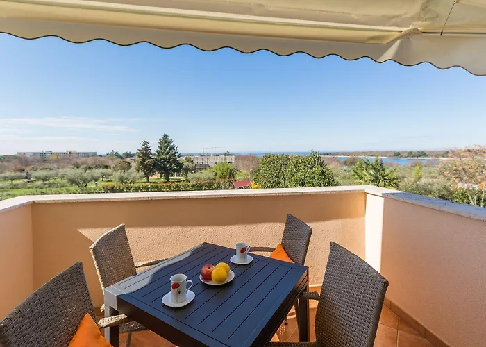 Apartment Idyllisches Nur 250 Meter Zum Mit Pool, Meerblick, Grillbereich, Liegen