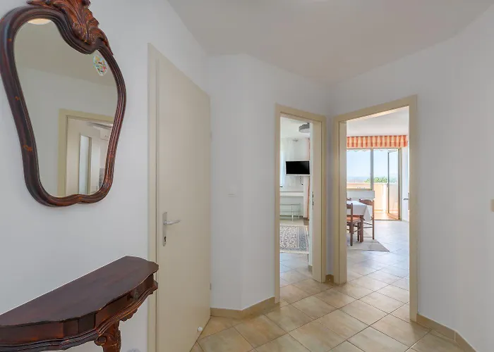 Apartment Idyllisches Nur 250 Meter Zum Mit Pool, Meerblick, Grillbereich, Liegen Poreč