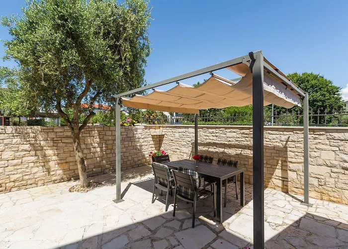 Idyllisches Nur 250 Meter Zum Mit Pool, Meerblick, Grillbereich, Liegen Poreč